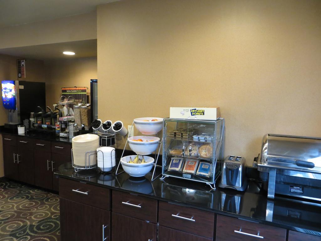 Cobblestone Inn & Suites - Harper Екстер'єр фото