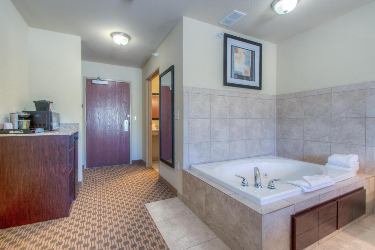 Cobblestone Inn & Suites - Harper Екстер'єр фото