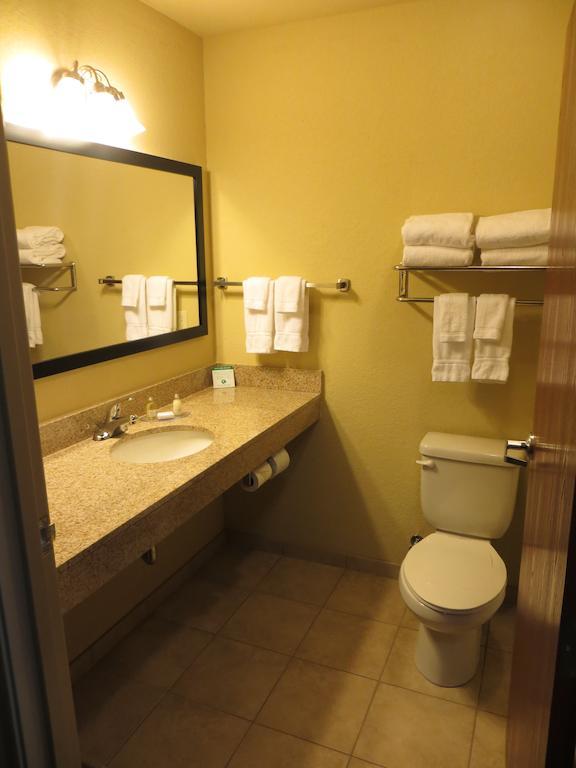 Cobblestone Inn & Suites - Harper Номер фото
